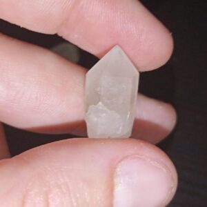 Mini Ponta de Quartzo Lemuriano Portuguesa – Guardião da Terra – Ref. MPL3