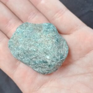 Apatite Azul Bruta em Matriz 60g – Núcleo de Despertar Interior – Ref. ABR60