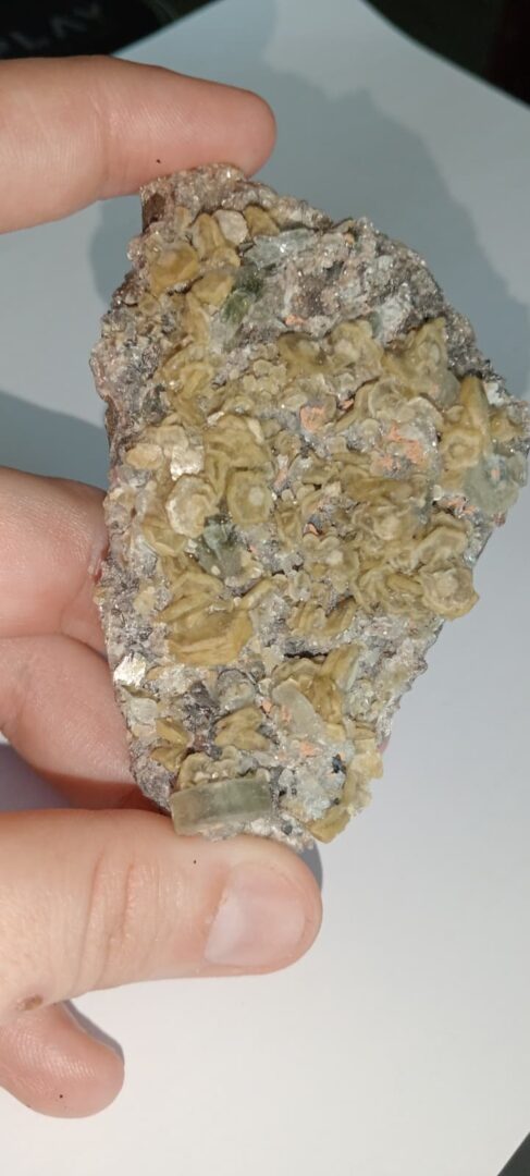 sideriteapatitemuscovite (4)